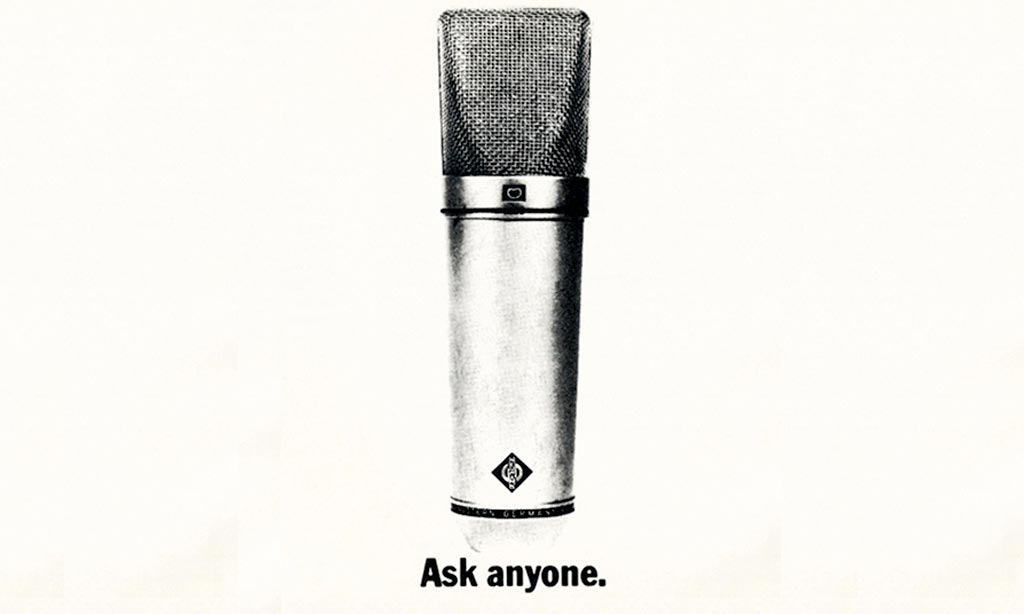 U67の写真に"Ask Anyone"とだけ書かれた、ノイマンU67の広告。